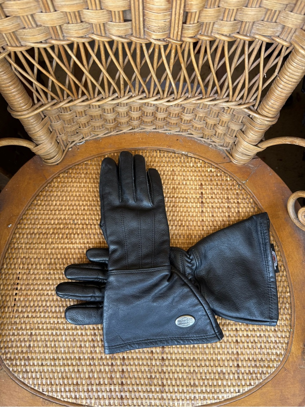 Harley-Davidson Black Leather Gauntlet Women's Riding Gloves with Medallion